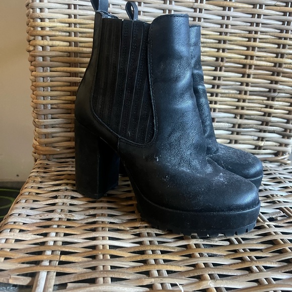 Black boots - Picture 3 of 4